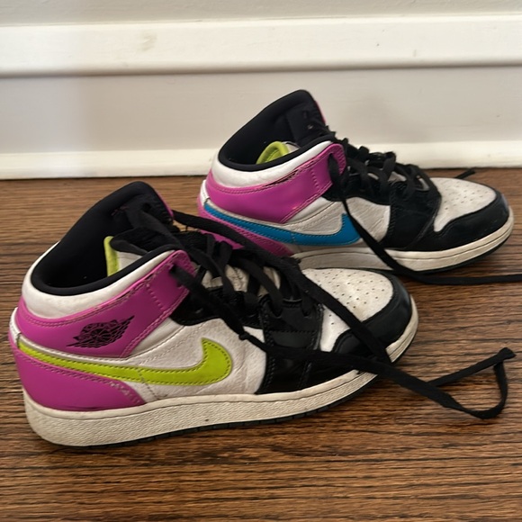 Air jordan mids size 4.5y - Picture 3 of 9